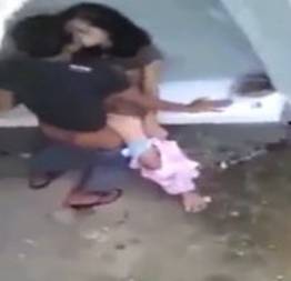 Olha só o leke sacana comendo a novinha no quintal