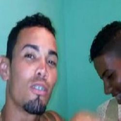 Amigos fazendo suruba com morena safada