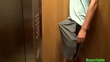 Em público abordando garotas armado