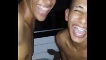 Novinha safada na suruba com os amigos