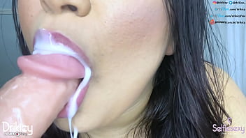 Safada deliciosa te fazendo você gozar na boquinha drikicy controlando a sua punheta morena safada fazendo oral