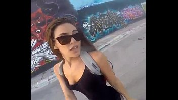 Chica hermosa fuma marihuana