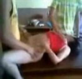Caiu na net vídeo real com professora trepando com vários alunos jovens dentro d