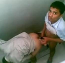 Teen fudendo no banheiro ? Comendo cú no banheiro público.
