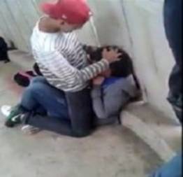 Chupetinha para dois no pátio da escola