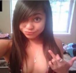 Novinha gostosa completou 18 anos e caiu na net peladinha