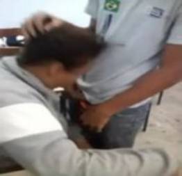 Safada chupando duas pirocas na sala de aula