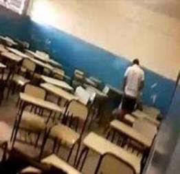 Leke sacana comendo a novinha nos fundinhos da sala