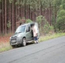 Casal cheio de tesão fazendo sexo na beira da rodovia