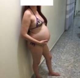 Marido exibindo a esposa grávida