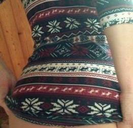 Gatinha levantando o vestido sem calcinha