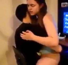 Novinha gostosa quer transar mas o broxa quer jogar