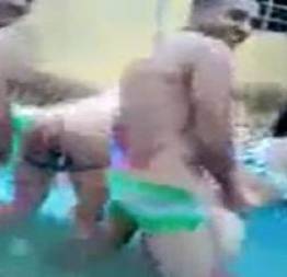 Orgia amadora na piscina com as piranhas
