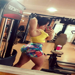 Comeu a personal trainer depois que todo mundo saiu da acadêmia.