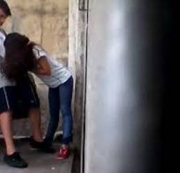 Flagra de sexo na porta da escola com  novinha ganhando gozada na boca