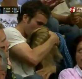 Loirinha chupa namo na arquibamcada e aparece na tv esporte interativo