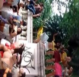 Caiu na net novinha bêbada na folia do carnaval 2017 exibindo as tetas
