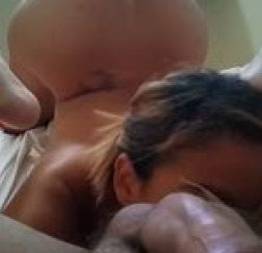 Novinha safada realizando o desejo chupando as bolas do saco e o cu do namorado