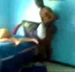 Flagrou a esposa safada fudendo de quatro com o melhor amigo
