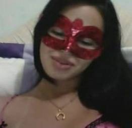 Gatinha novinha peituda batendo siririca e molhando a cama na webcam
