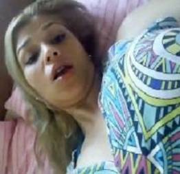 Loira linda batendo siririca varias vezes