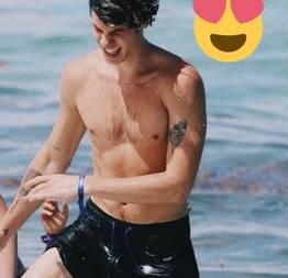 Shawn Mendes foi clicado só de shortinho curto na praia quase mostra de mais.