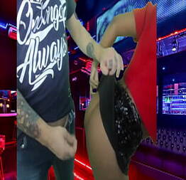 Na balada com uma neguinha linda gostosa fizemos sexo na frente de todos