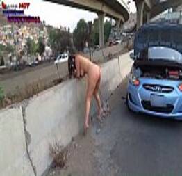 La descarada danna hot desnuda meando en lugares publicos